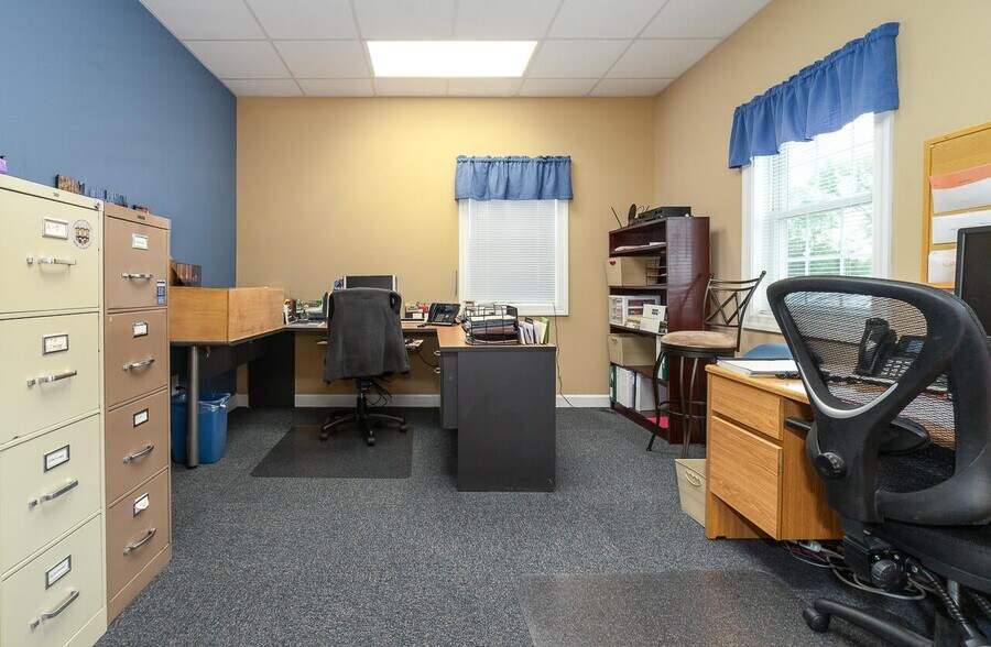 More Photos Of 25 Crossing Ln, Lexington Office For Sale