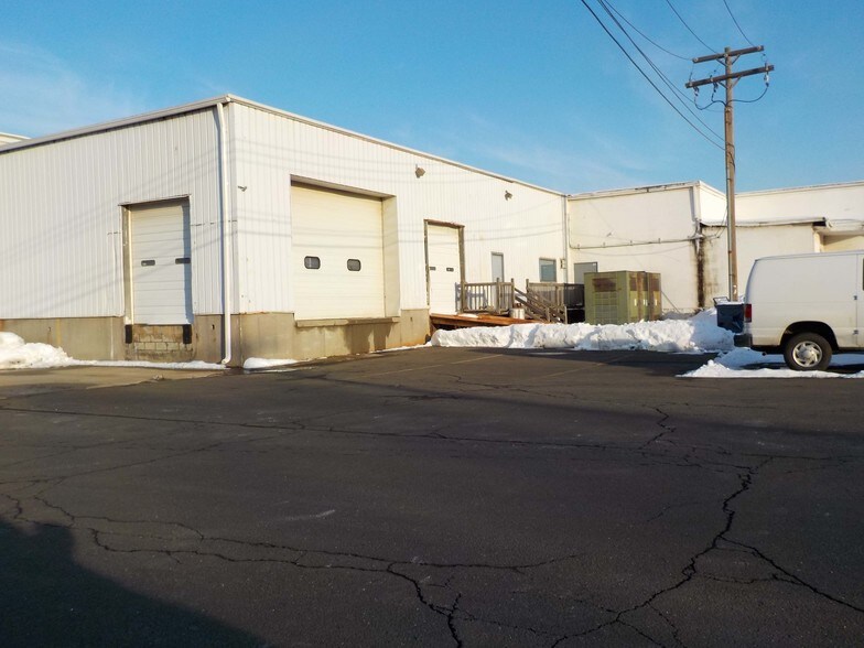 More Photos Of 222 Universal Dr, North Haven Warehouse For Lease