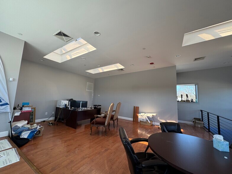 More Photos Of 217 River Ave, Patchogue Warehouse For Lease