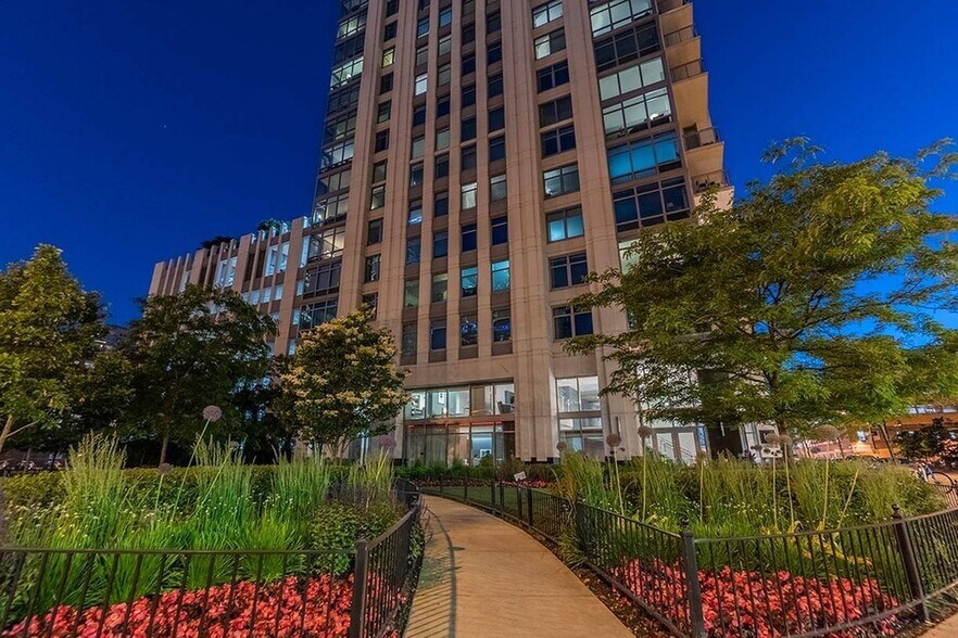 More Photos Of 555 W Kinzie St, Chicago Multifamily For Sale