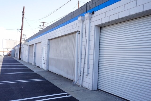 More Photos Of 15140-15180 Raymer St, Van Nuys Warehouse For Lease