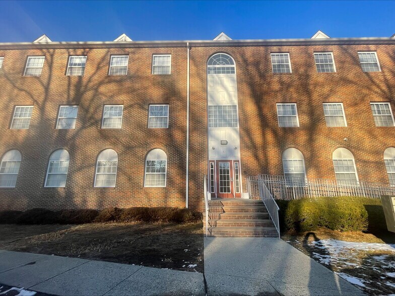 More Photos Of 63 Beaver Brook Rd, Lincoln Park Medical For Lease