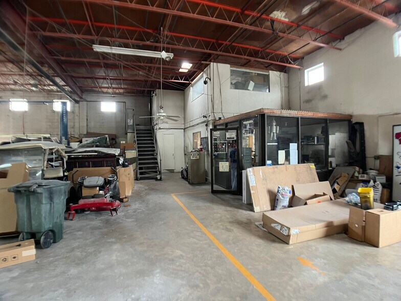 More Photos Of 365 N Ivey Ln, Orlando Manufacturing For Lease