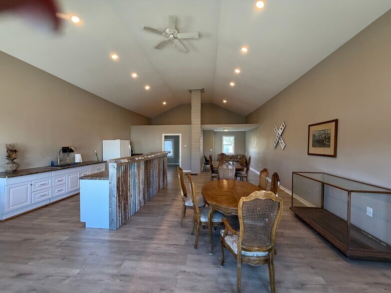 More Photos Of 105 W Vine St, Yutan General Retail For Sale