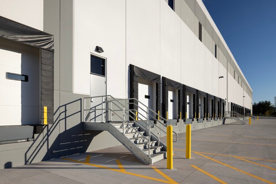 More Photos Of 110 Belmont Dr, Somerset Warehouse For Lease