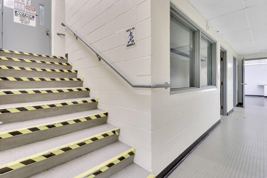 More Photos Of 40 Commercial Ave, Middletown Warehouse For Lease