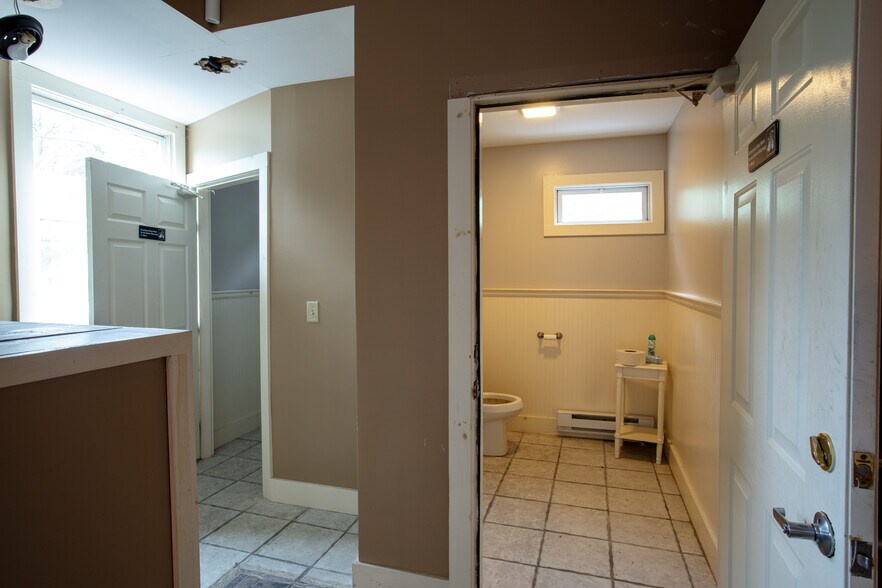 More Photos Of 137 Longwoods Rd, Cumberland Restaurant For Lease