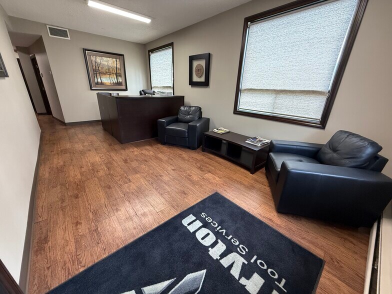 More Photos Of 7836 49th Ave, Red Deer Warehouse For Lease
