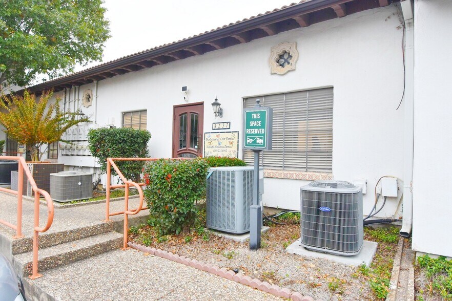 More Photos Of 8237 Fredericksburg Rd, San Antonio Medical For Sale