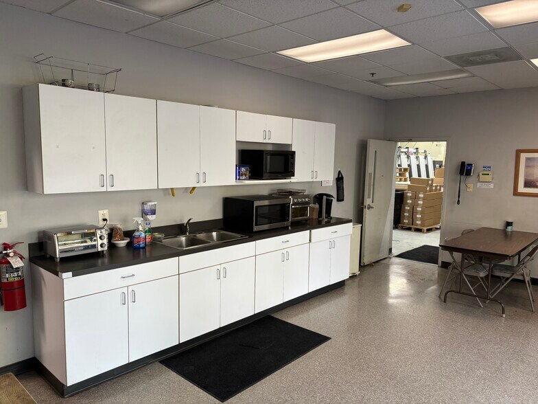 More Photos Of 22570 Glenn Dr, Sterling Flex For Sale