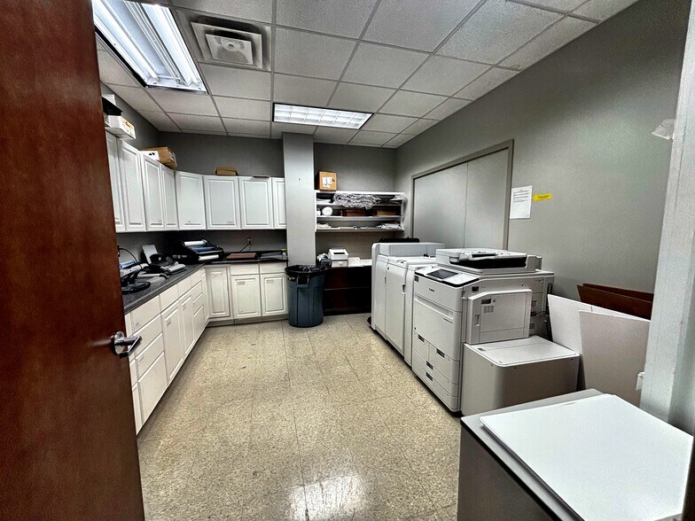 More Photos Of 6400 Peake Rd, Macon-Bibb Office For Sale