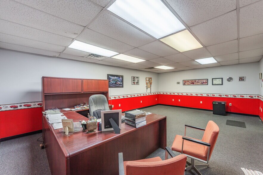 More Photos Of 39 N Madison Dr, Humboldt Showroom For Sale