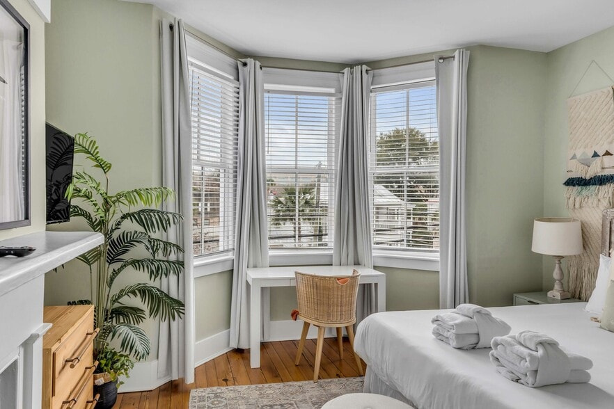 More Photos Of 140 Spring St, Charleston Hospitality For Sale