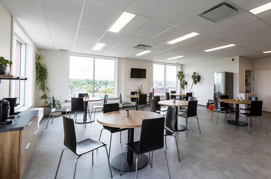 More Photos Of 320 Rue Saint-Germain E, Rimouski Office For Lease