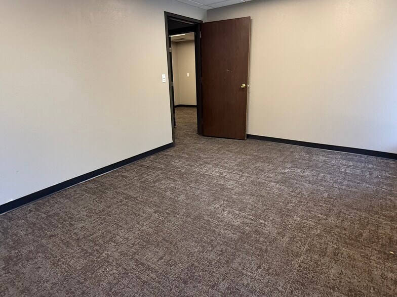 More Photos Of 4420 W Vickery Blvd, Fort Worth Office For Lease