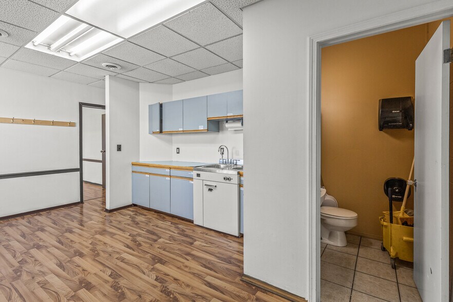 More Photos Of 454 Leon Ave, Kelowna General Retail For Lease