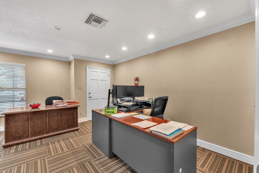 More Photos Of 308 Elizabeth St, Brandon Office For Lease