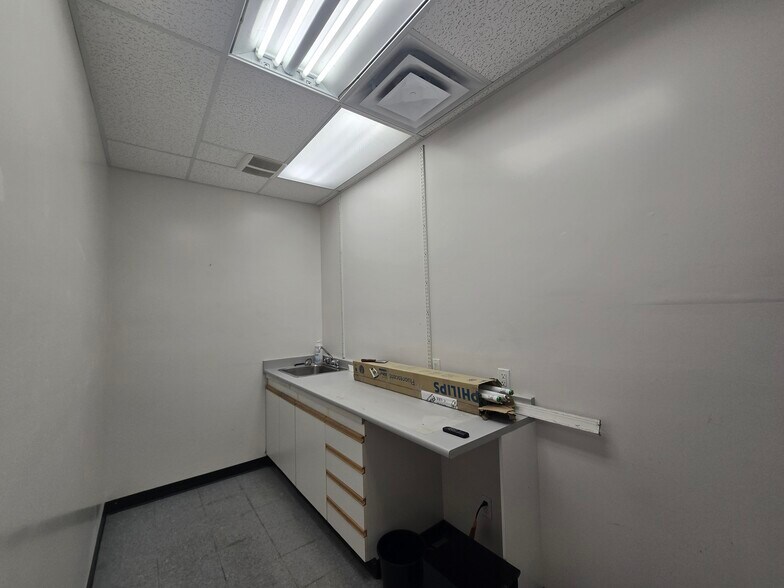 More Photos Of 1155 5th Ave, Valemount Storefront For Lease