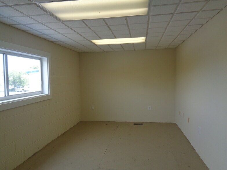 More Photos Of 6020 Deacon Rd, Sarasota Warehouse For Sale