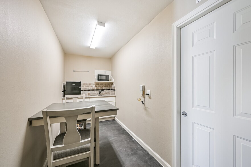 More Photos Of 2466 W Highway 6, Alvin Office Residential For Sale