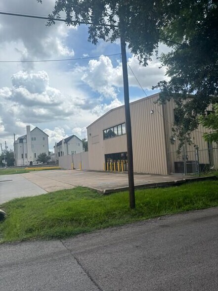 More Photos Of 5101 Maxie St, Houston Manufacturing For Lease