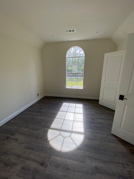 More Photos Of 33210 Magnolia Cir, Magnolia Office For Sale