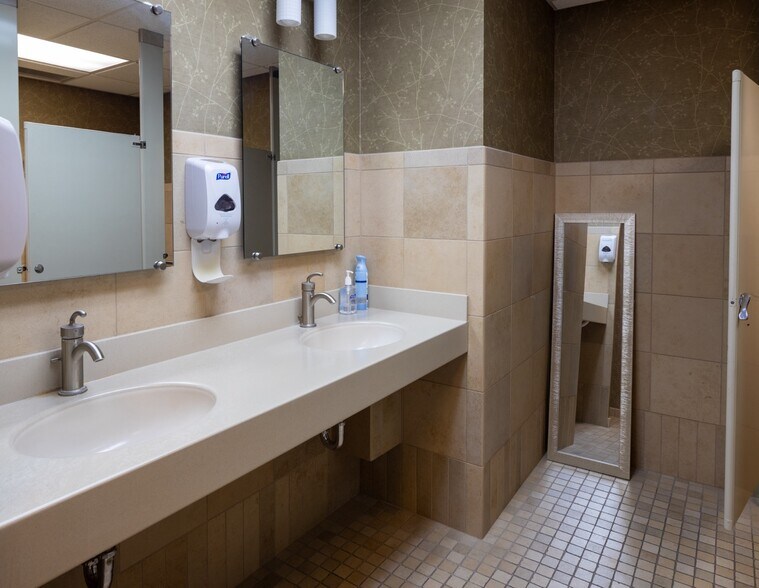 More Photos Of 201 5th St N, Fargo Hotel For Lease