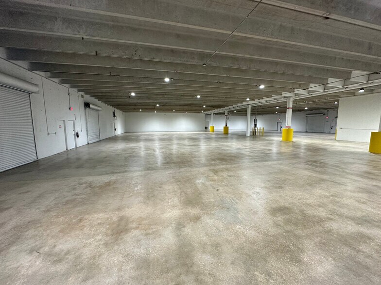 More Photos Of 6599 NW 74th Ave, Miami Warehouse For Lease