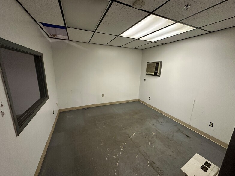 More Photos Of 350 Commerce Dr, Rochester Warehouse For Lease