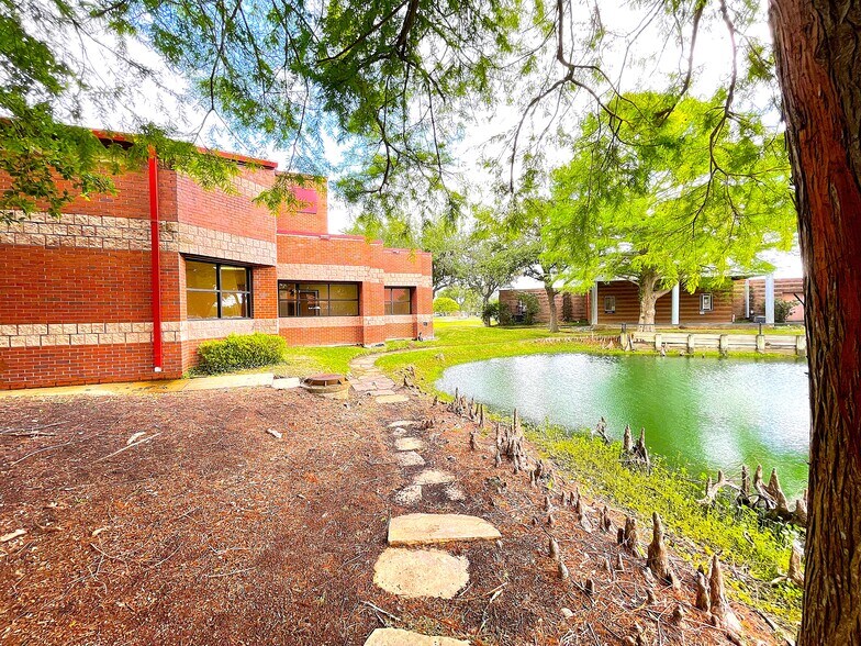 More Photos Of 215 Oak Dr S, Lake Jackson Medical For Lease