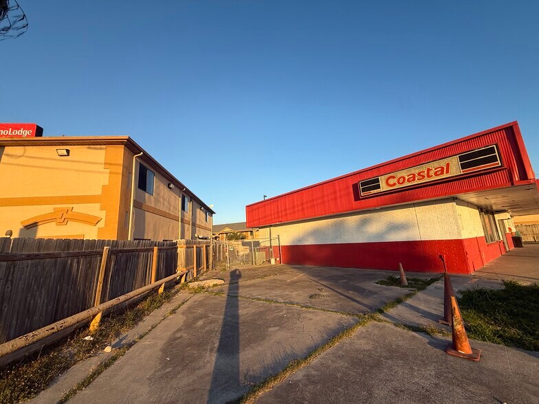 More Photos Of 2214 Leopard St, Corpus Christi Freestanding For Sale