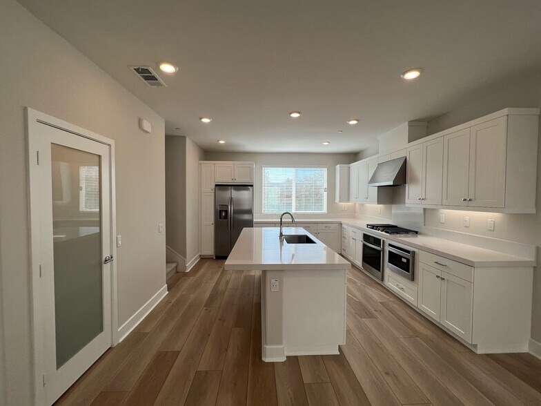 More Photos Of 3005 Cochran St, Simi Valley Specialty For Lease