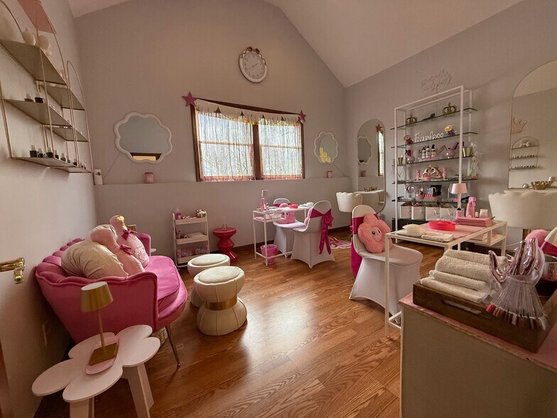 More Photos Of 5-7 Danbury Rd, Wilton Storefront Retail Office For Lease