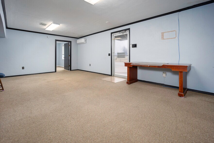 More Photos Of 401 S Ranchwood Blvd, Yukon Flex For Sale