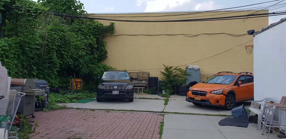 More Photos Of 15011 14th Ave, Whitestone Restaurant For Lease