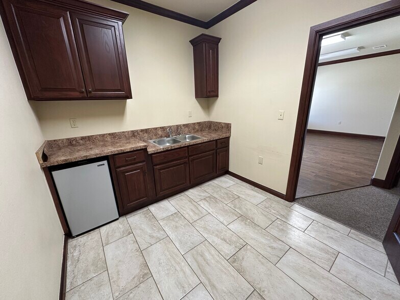 More Photos Of 1955 W 33rd St, Edmond Office For Lease