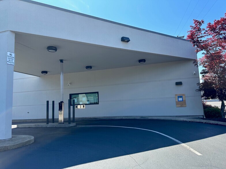 More Photos Of 2710 Commercial St SE, Salem Bank For Lease