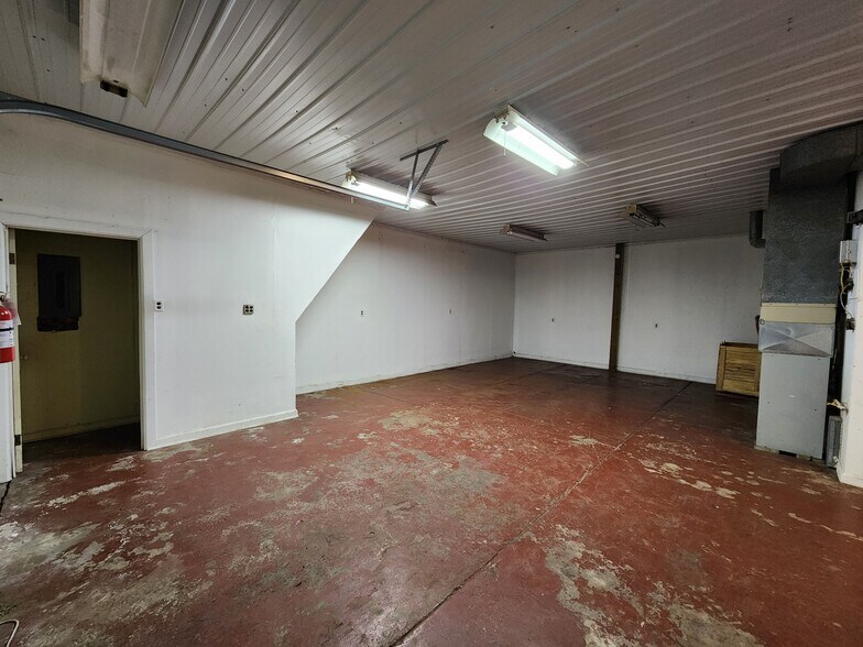 More Photos Of 1411 N 14th St, Lafayette Freestanding For Sale