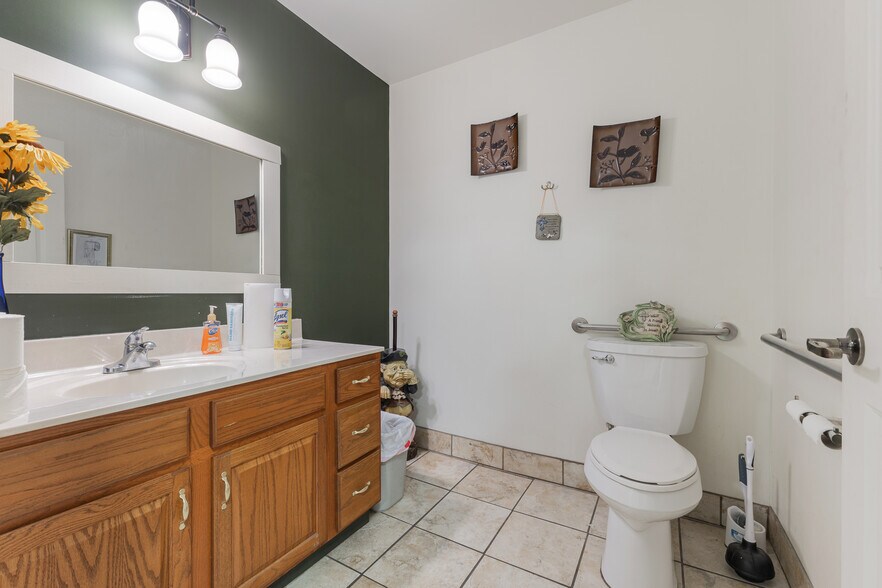 More Photos Of 160 E Morgan St, Martinsville Showroom For Sale