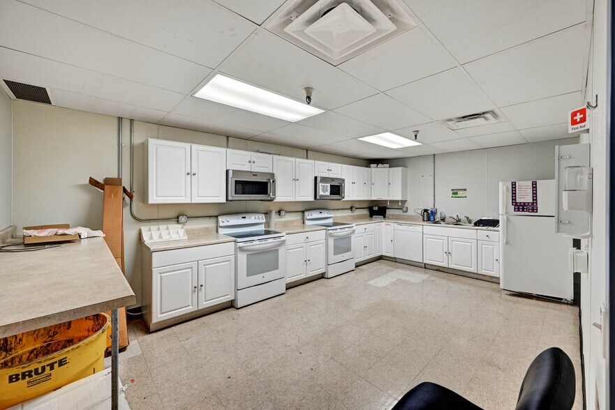More Photos Of 100 Chamber Plz, Charleroi Supermarket For Lease