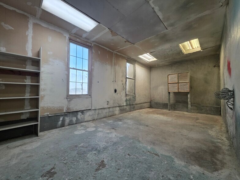 More Photos Of 2034 W 5th St, Washington Showroom For Sale