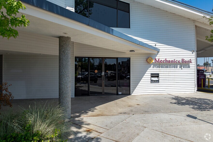 More Photos Of 5151 Stockdale Hwy, Bakersfield Office For Sale