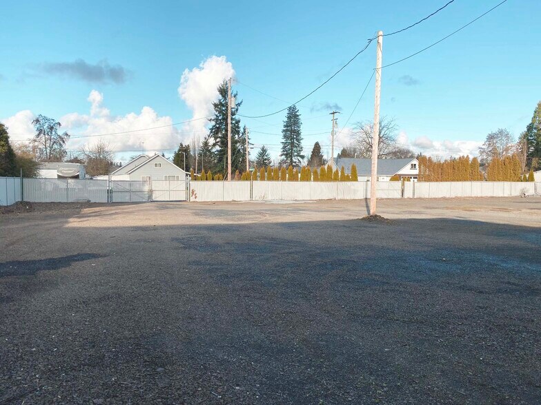 More Photos Of 2665 S Santiam Hwy, Lebanon Health Club For Lease