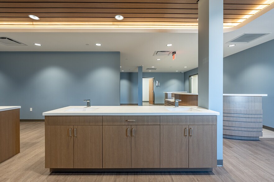 More Photos Of 140 Hansen Blvd, North Aurora Medical For Lease