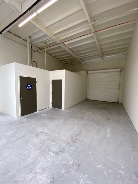 More Photos Of 15311-15323 Pipeline Ln, Huntington Beach Manufacturing For Lease