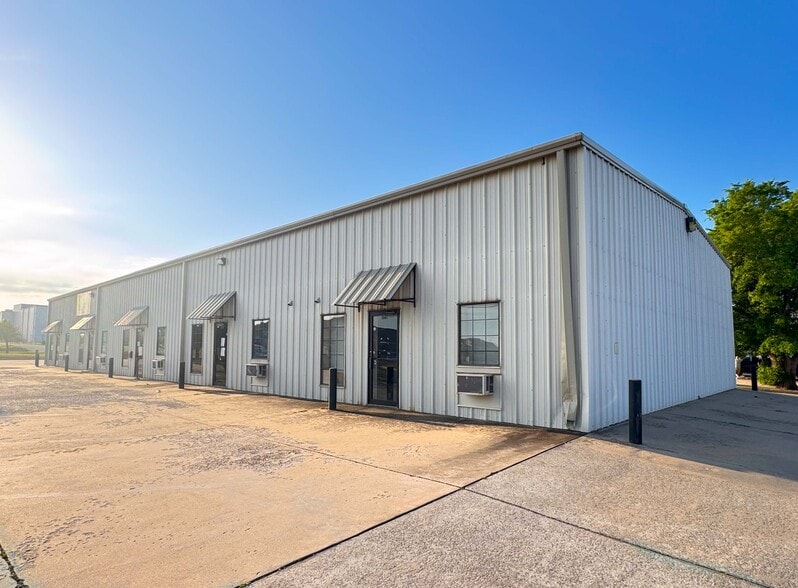 More Photos Of 3561-3569 MacDonnell Dr, Norman Warehouse For Lease