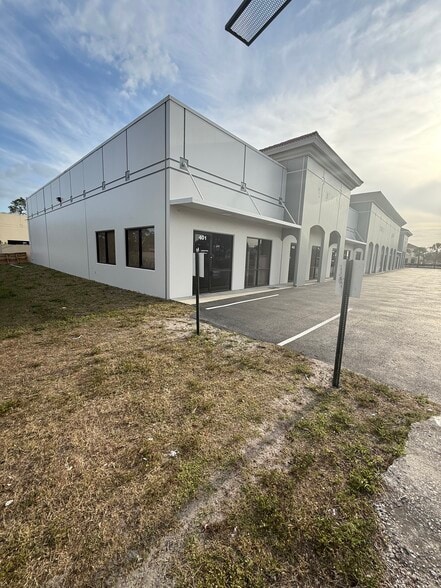 More Photos Of 17001 Alico Commerce Ct, Fort Myers Warehouse For Lease