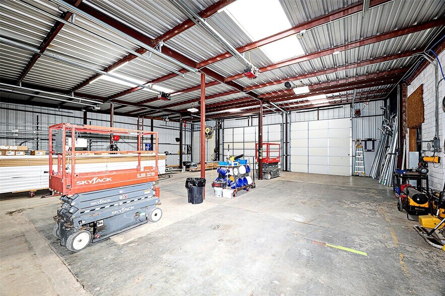 More Photos Of 406 W Wise St, Bowie Industrial For Sale