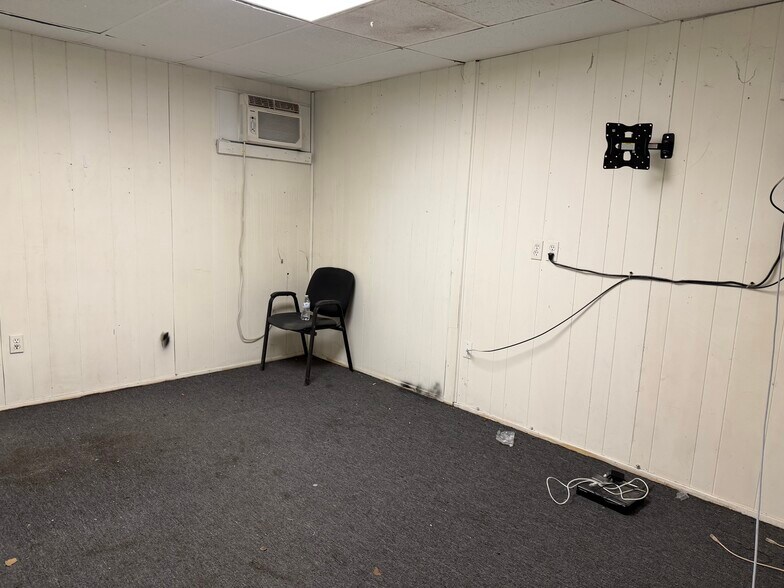 More Photos Of 3938 Runway Rd, Memphis Warehouse For Lease