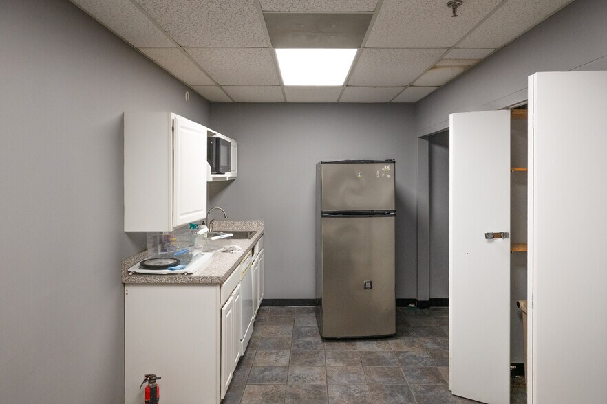 More Photos Of 100 Weymouth St, Rockland Warehouse For Lease